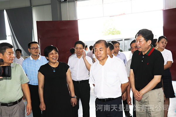 省高院领导来天曼制衣车间考察